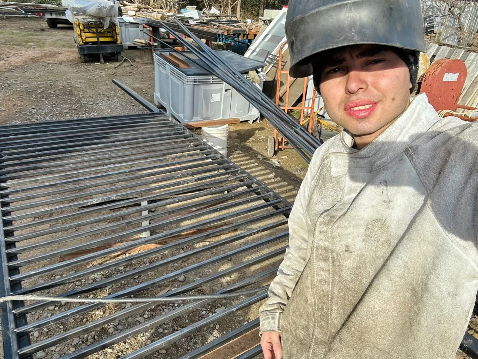 Una pausa durante el trabajo con estructuras metálicas en el taller.