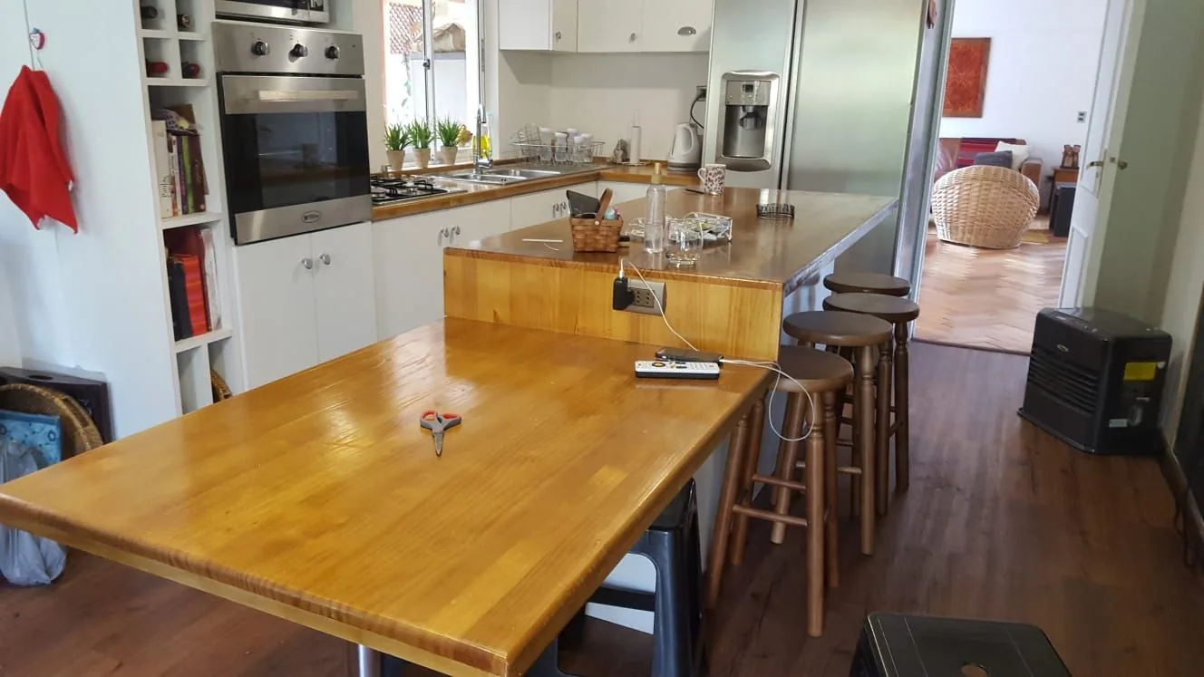 Detalle de la cubierta de madera de una cocina y comedor.